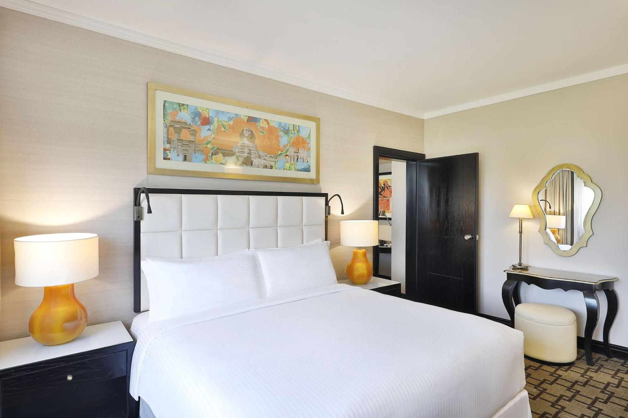 Suite Doble Executive con cama extragrande y vistas a la piscina